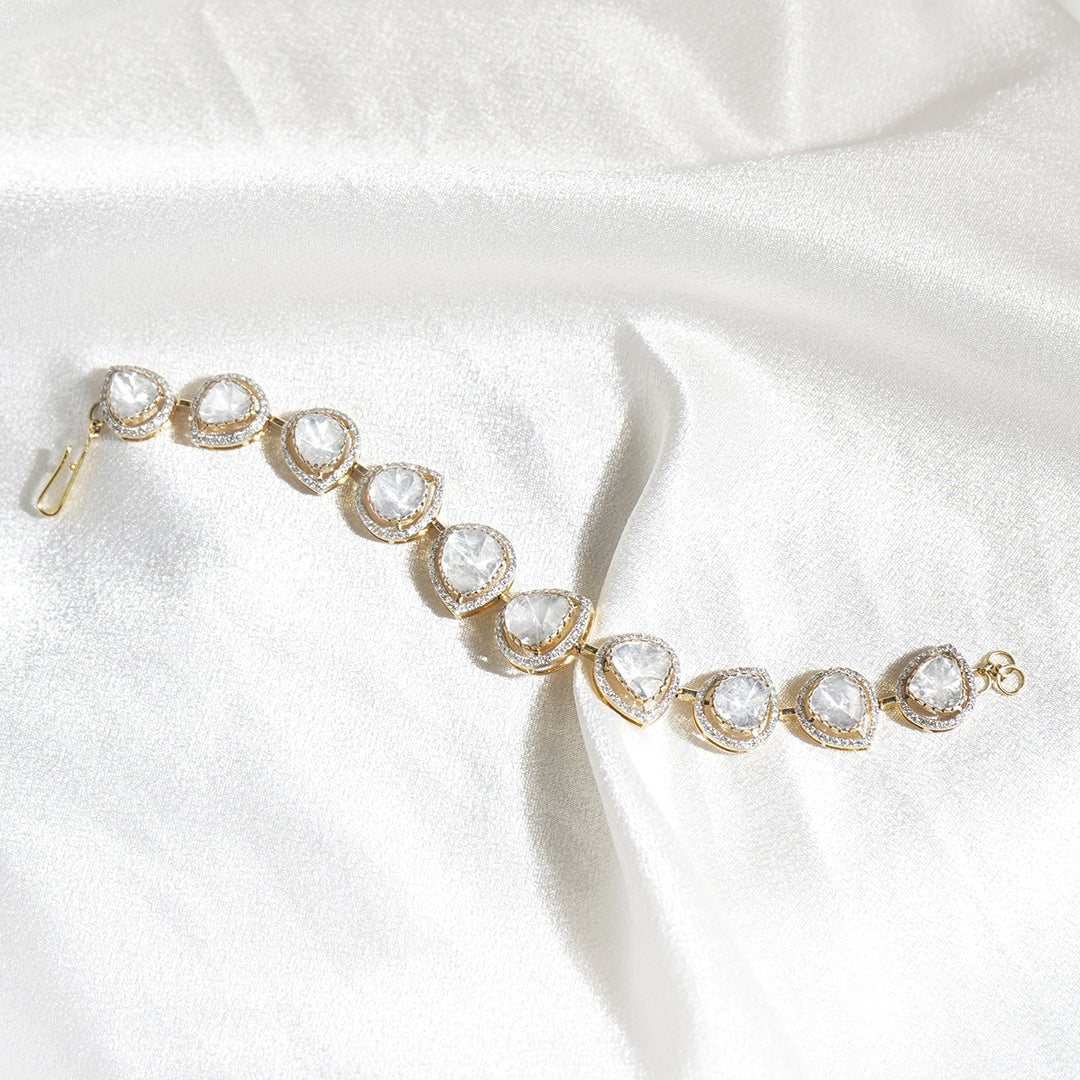 Elegant 14k gold set with polki gems and shimmering diamonds.