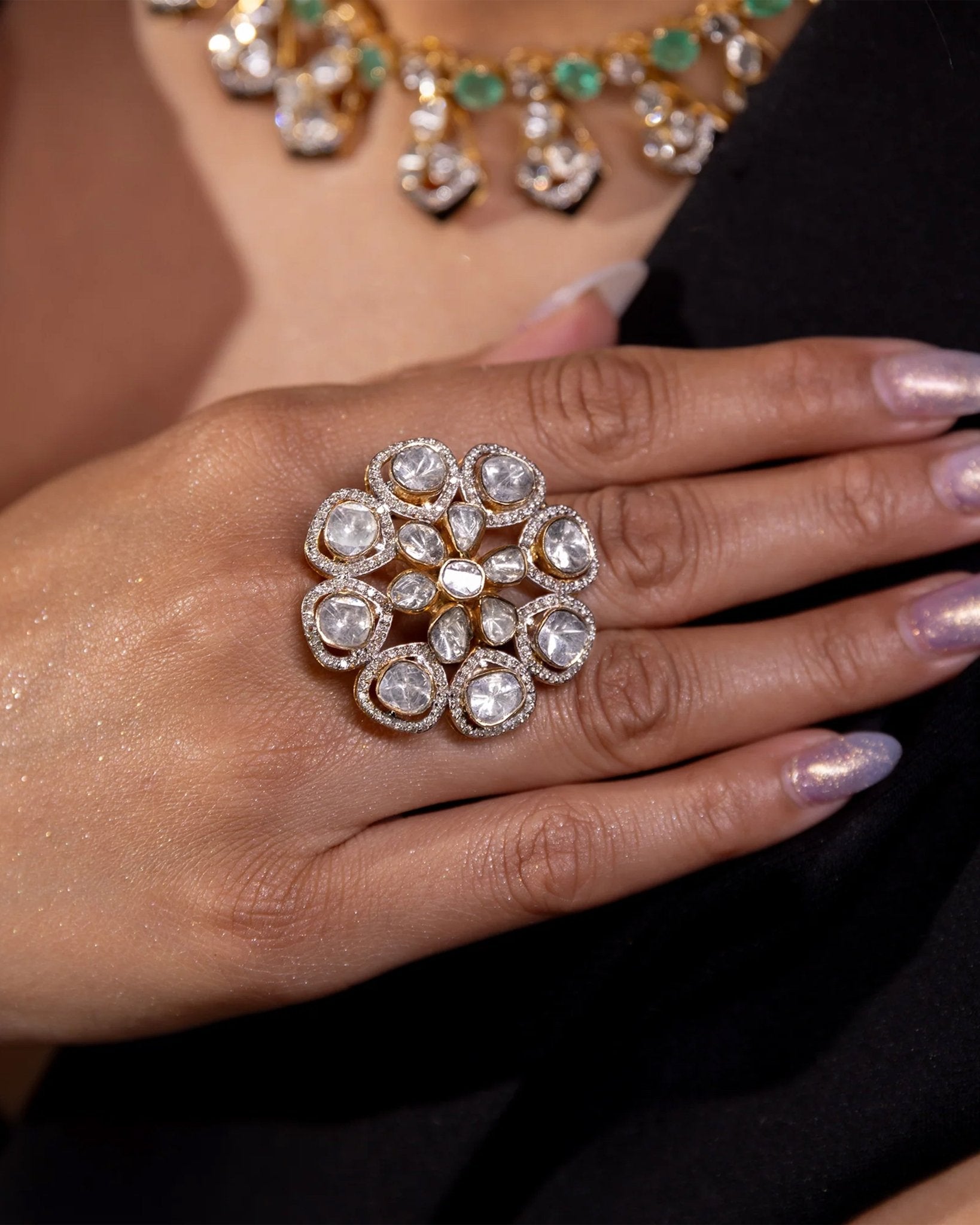 18k gold ring with a continuous circle of shimmering Polki diamonds