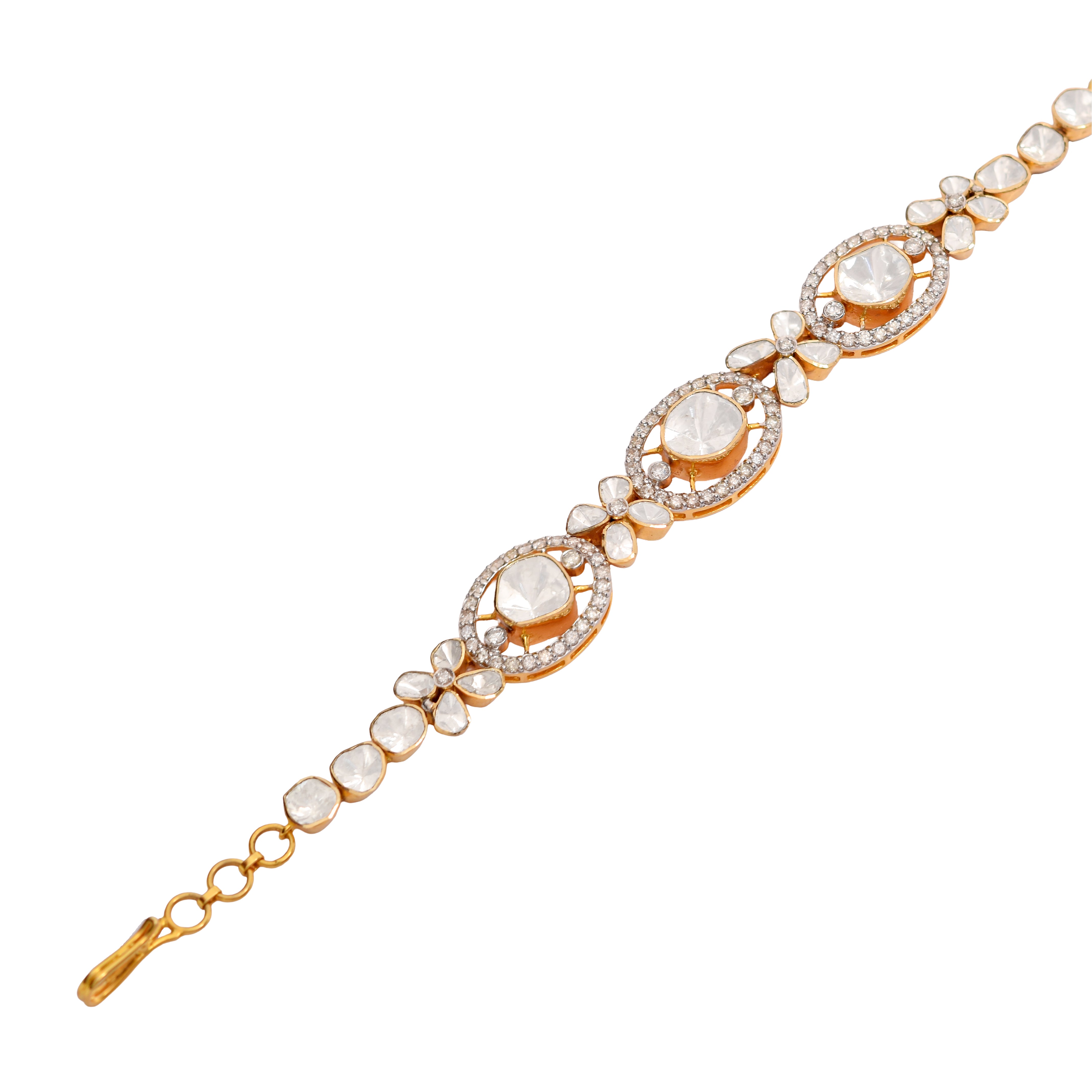  Delicate diamond bracelet with gold chain, featuring floral motifs for a touch of elegance and femininity.