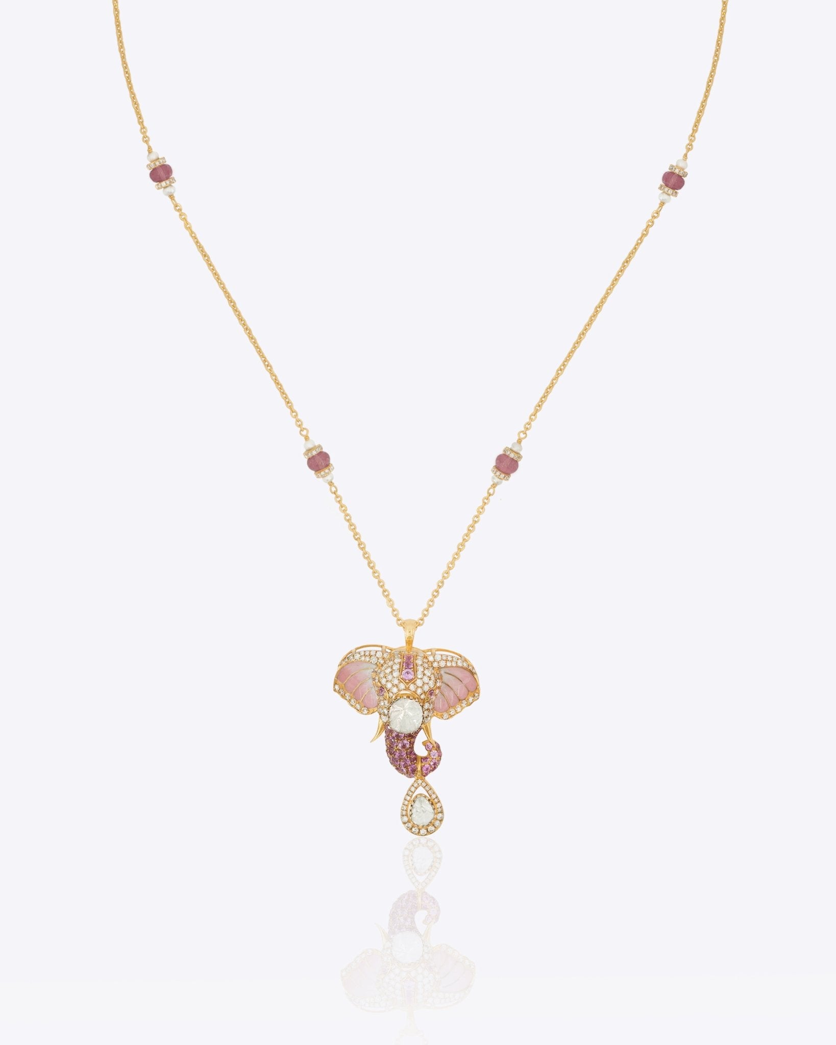 Gold necklace with a decorative pendant 