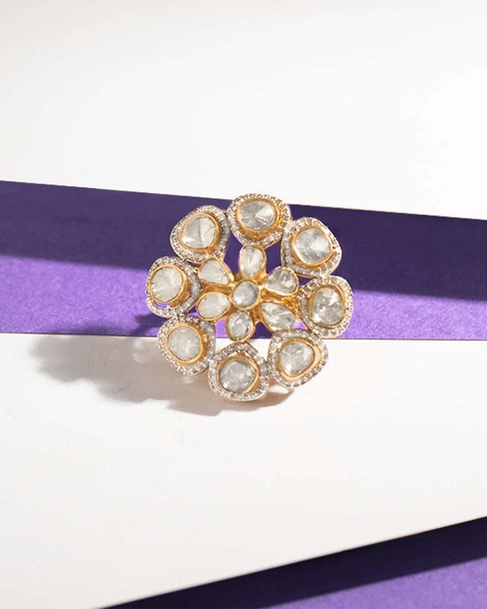 18k gold ring with a continuous circle of shimmering Polki diamonds