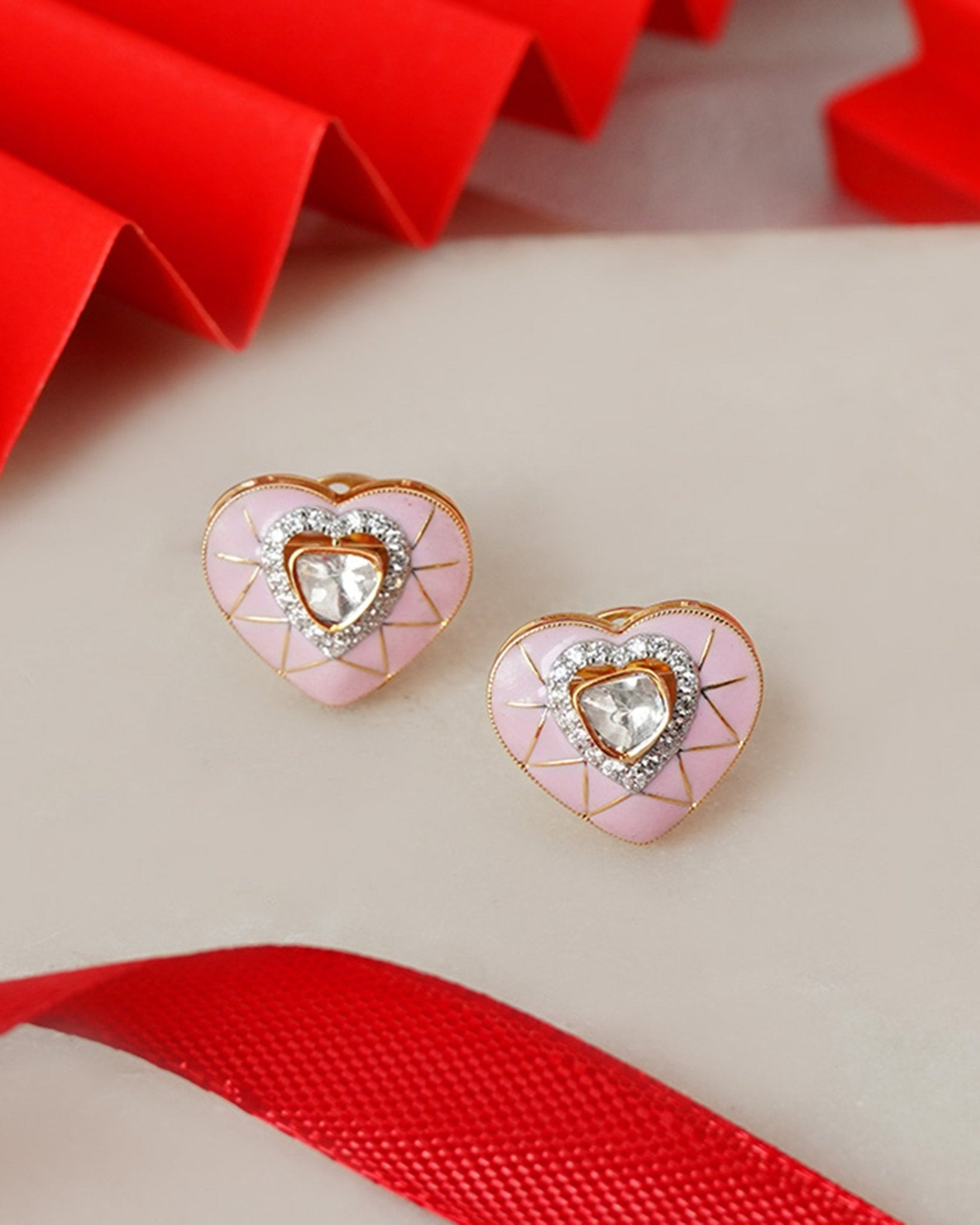 18K gold heart-shaped stud earrings with pink tones and Polki center