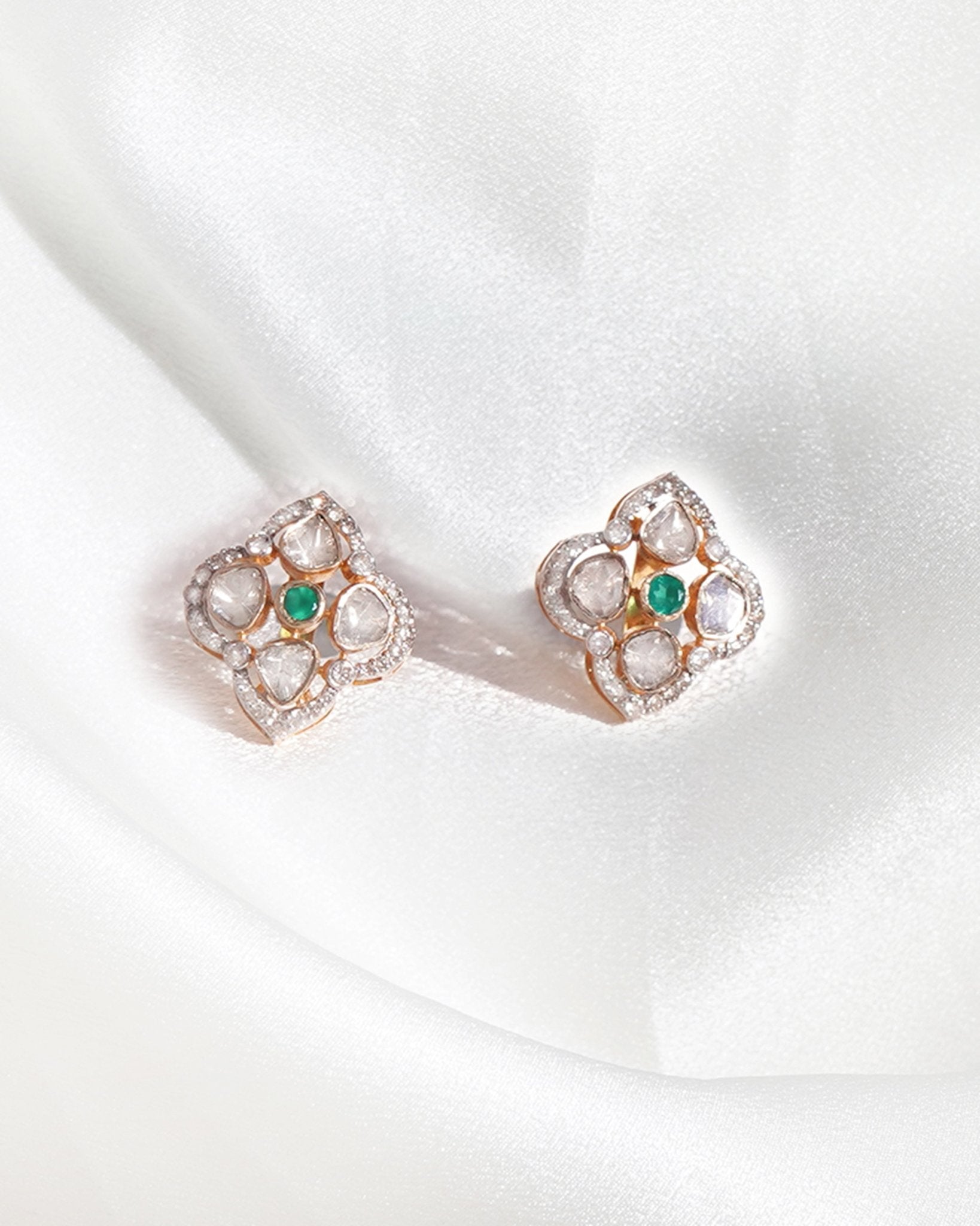 18K gold rhombus earrings with a Polki center and diamonds