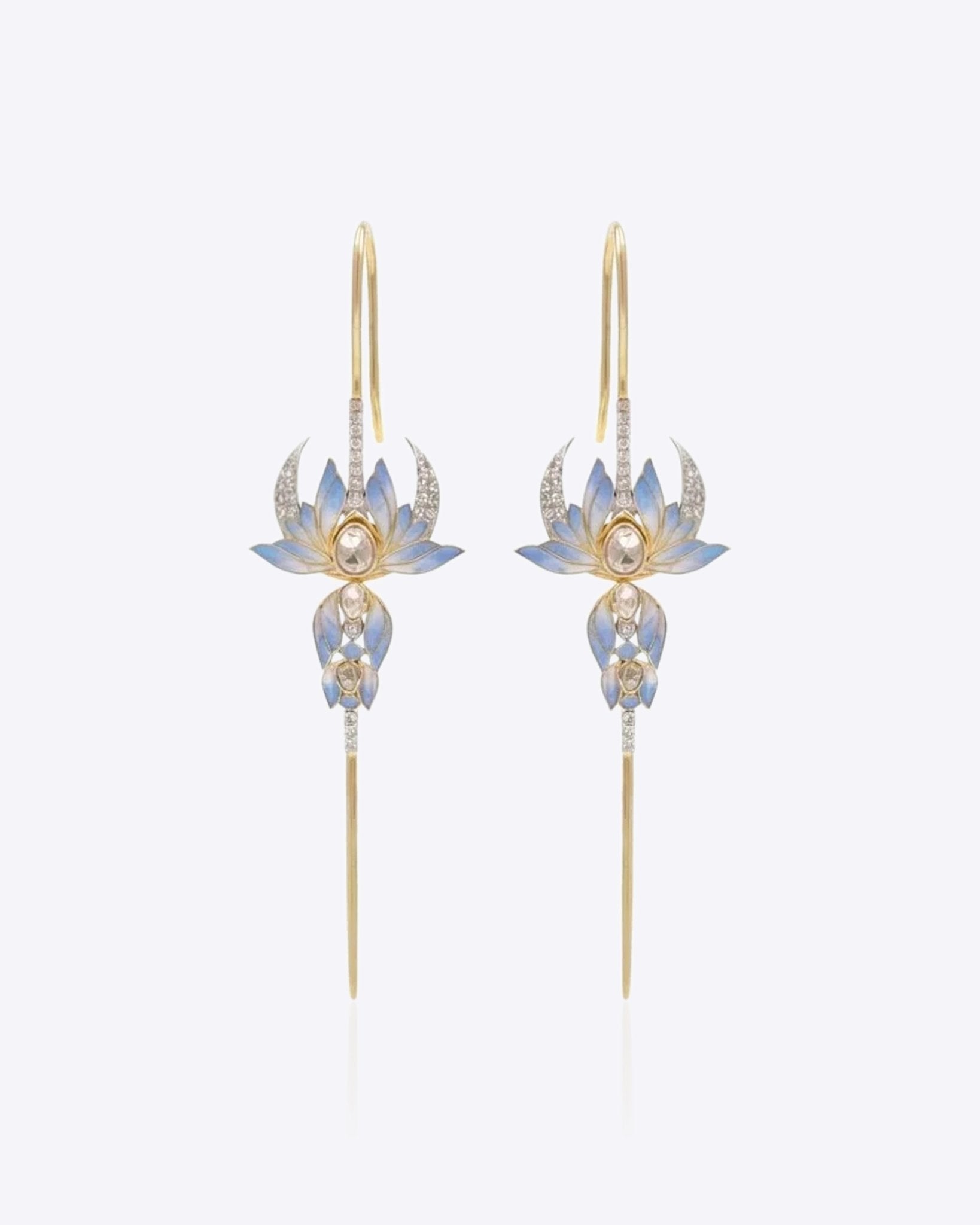 Floral Polki earpin in 14K gold with a bold, sculptural horned detail.