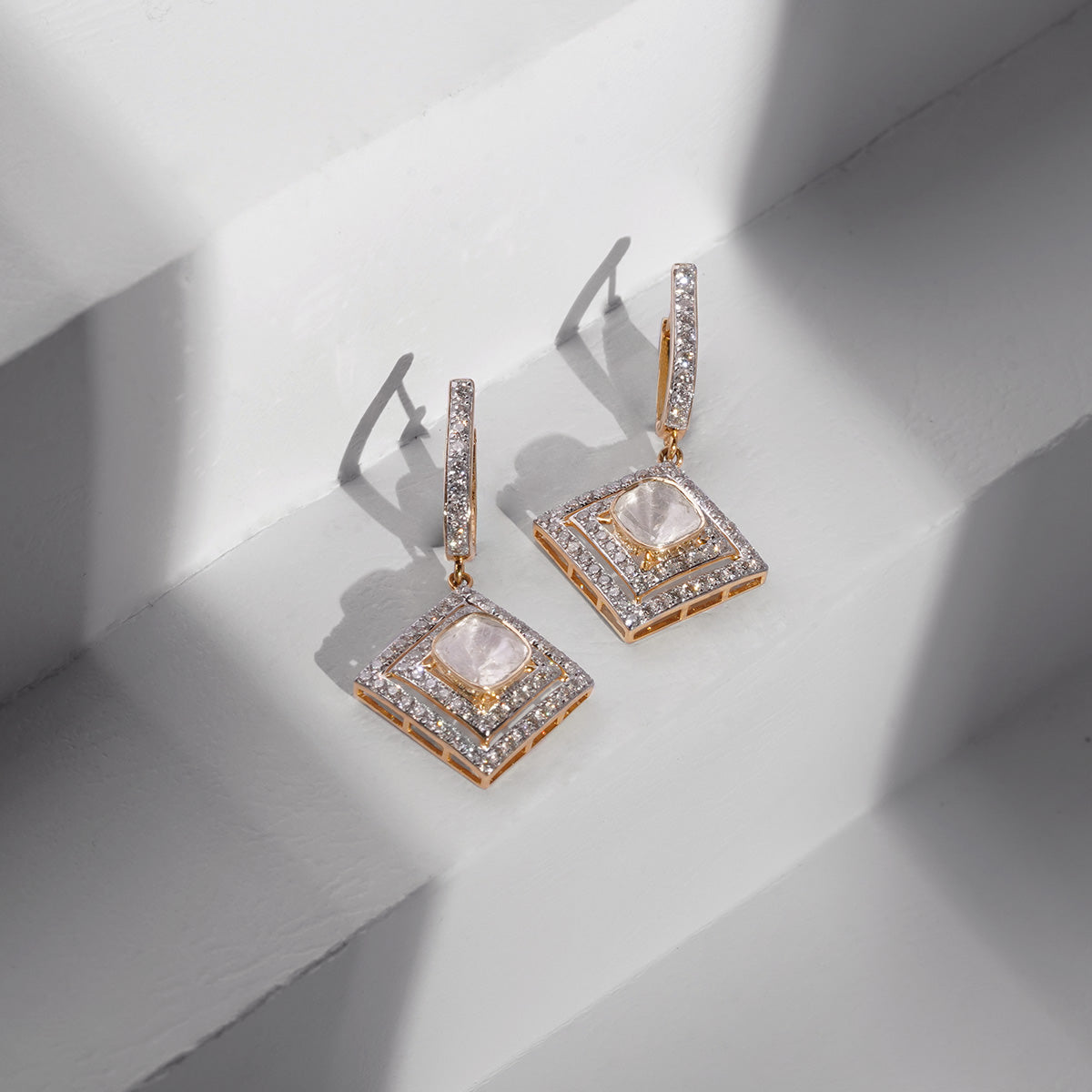 Luxurious earrings with uncut Polki diamonds and a rich gold setting.