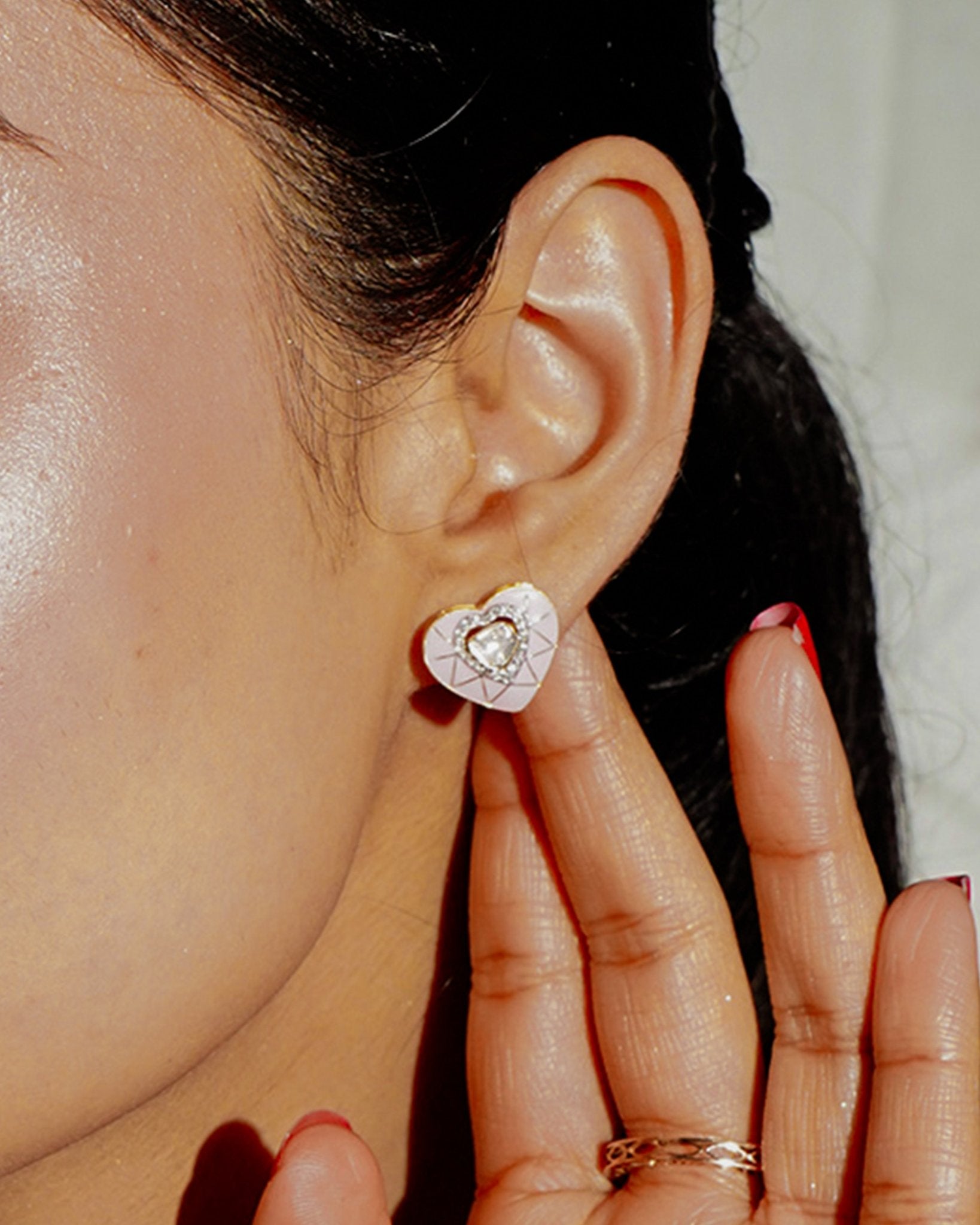 18K gold heart-shaped stud earrings with pink tones and Polki center