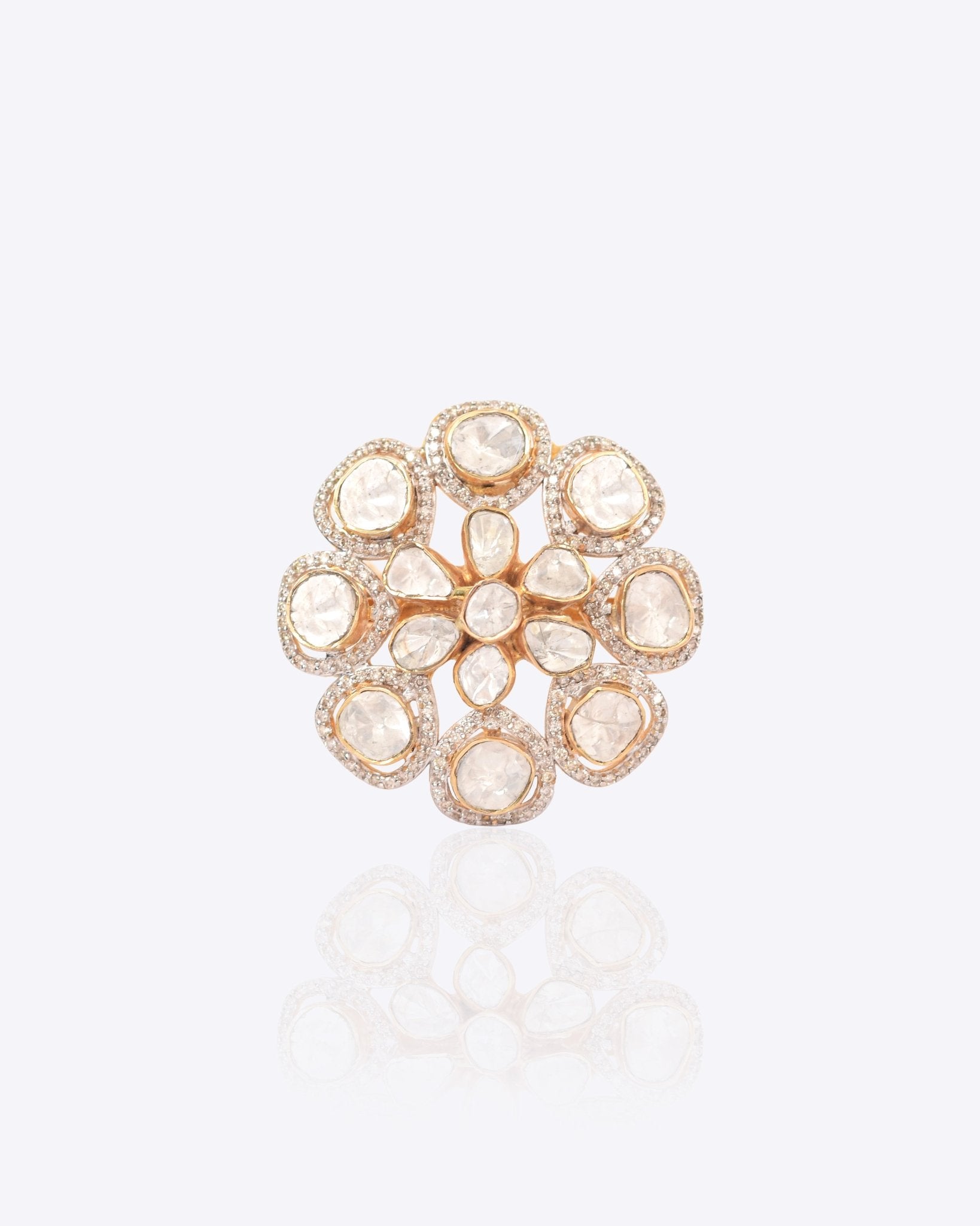 18k gold ring with a continuous circle of shimmering Polki diamonds