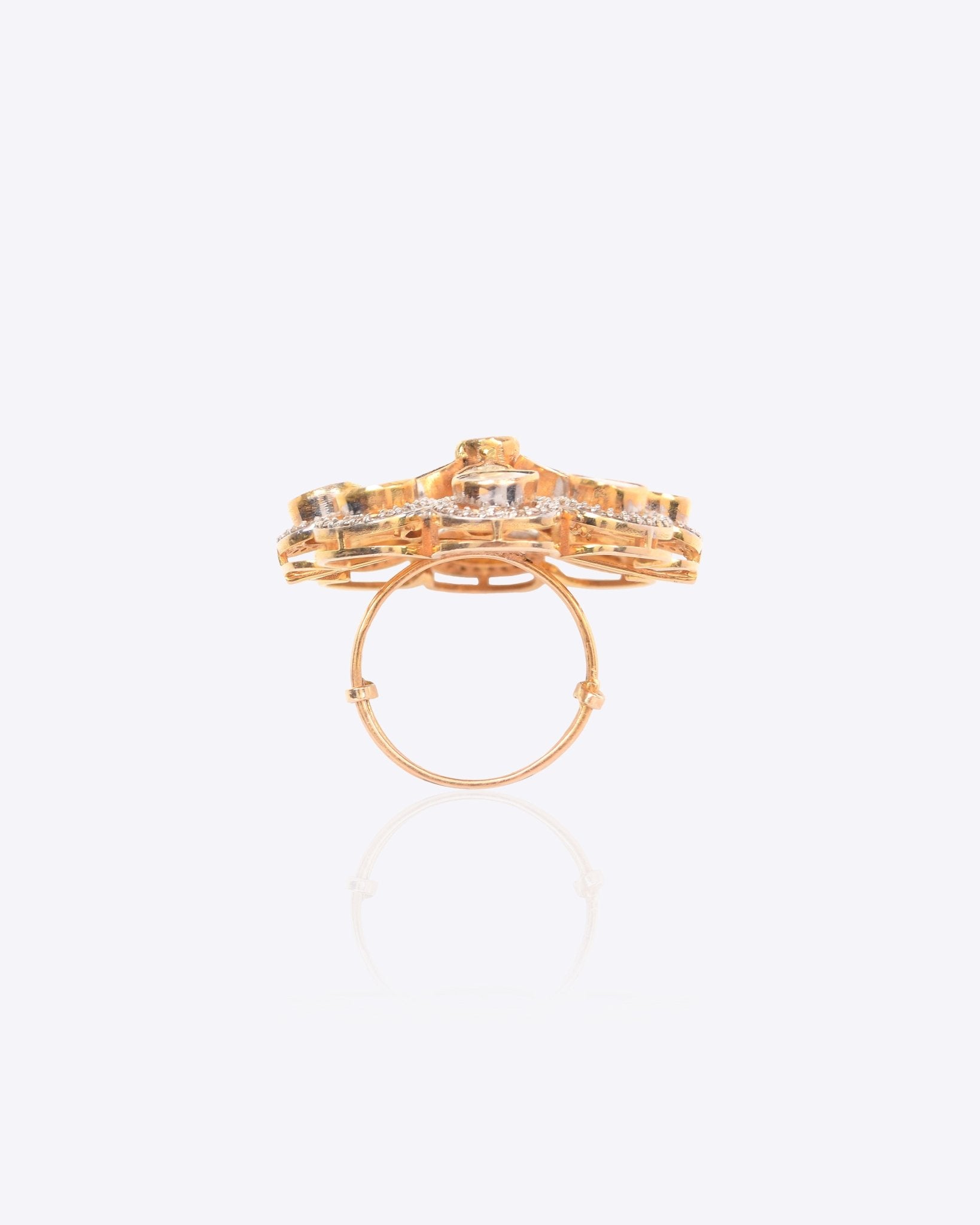 18k gold ring with a continuous circle of shimmering Polki diamonds