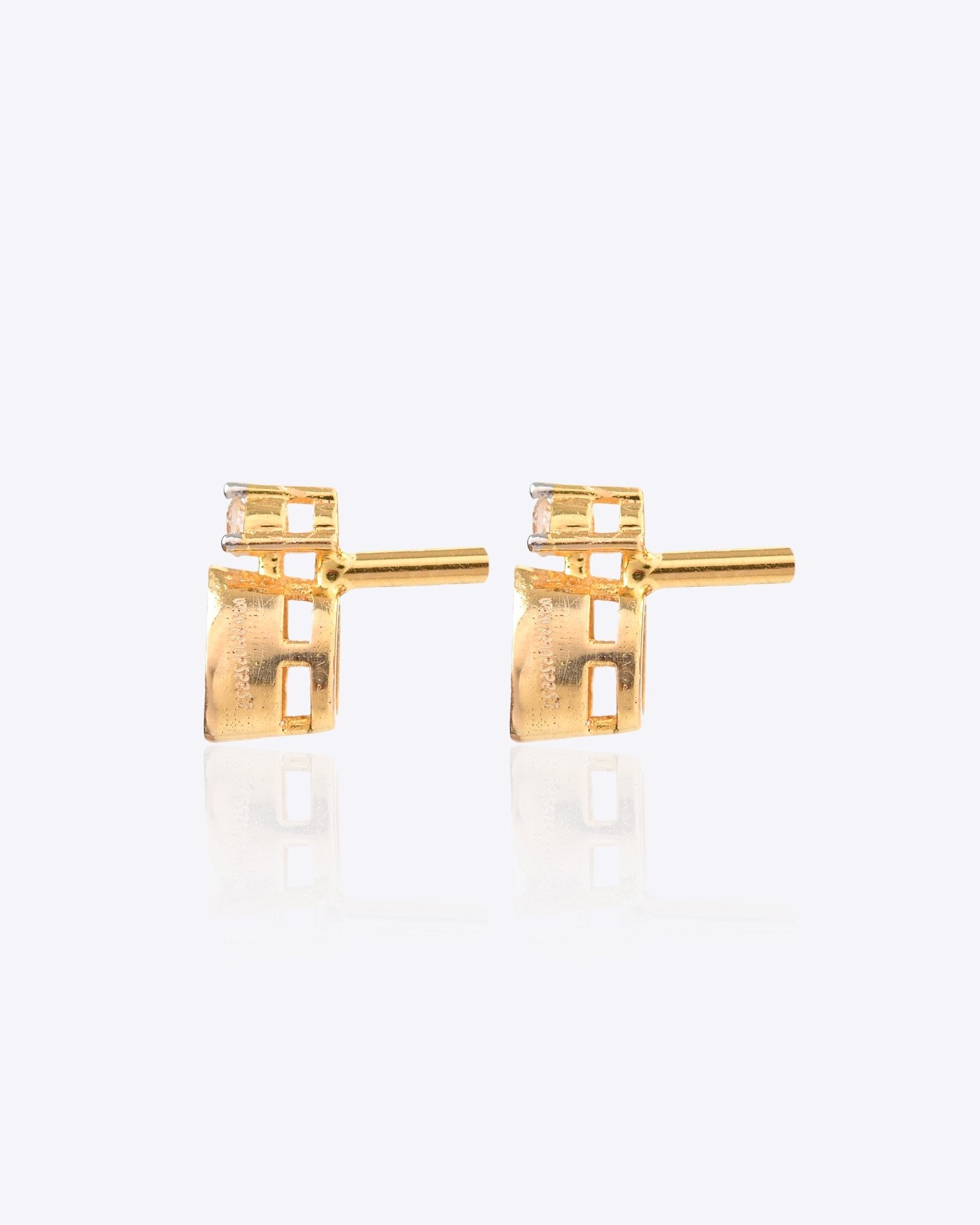 18k gold Polki diamond earrings with a radiant, timeless design.